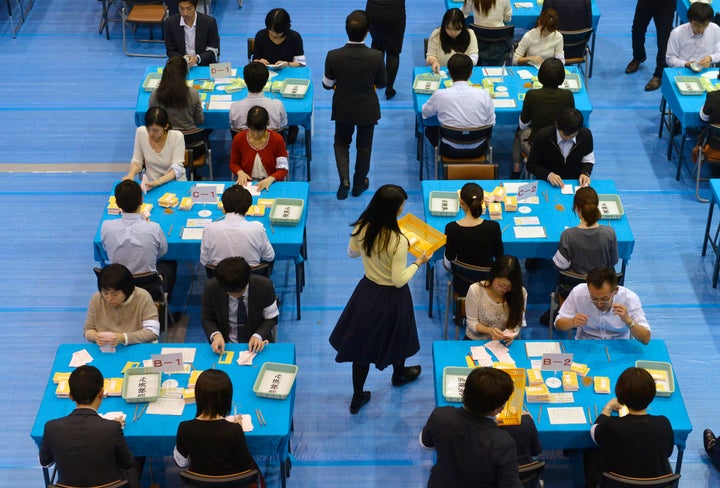 開票作業はこんな形で進む（2017年の衆院選）