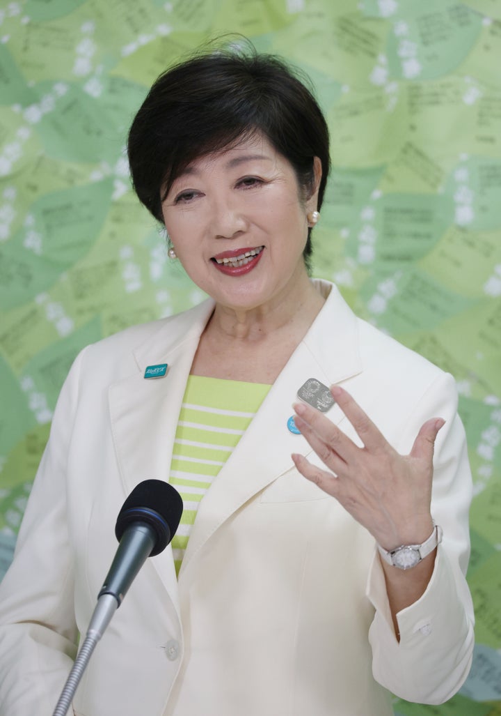 東京都知事選で当選確実となり、インタビューに答える小池百合子氏＝7月5日午後、新宿区