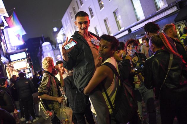 Βρετανία: Γυμνοί και μεθυσμένοι στους δρόμους την πρώτη ημέρα λειτουργίας των