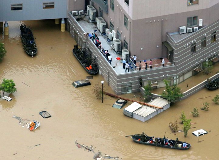 大雨による浸水被害で孤立していた岡山県倉敷市真備町の「まび記念病院」では、ボートでの救出が行われた＝2018年7月8日、岡山県倉敷市上空
