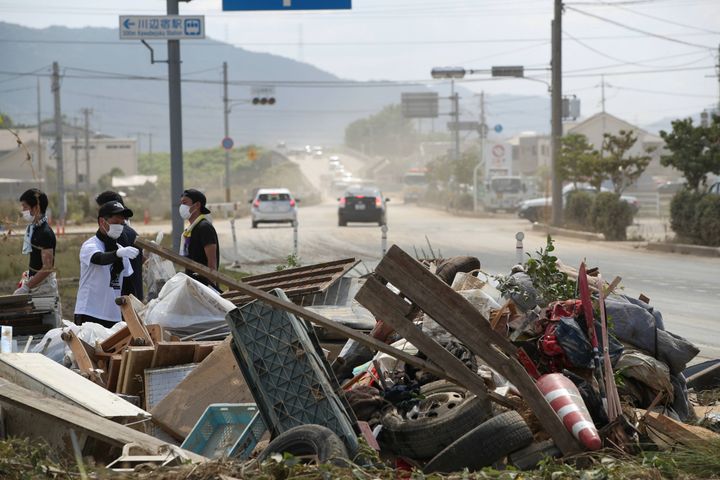 浸水した倉敷市真備町地区で、水に浸かって使えなくなった家財道具などが道路沿いに積まれた＝2018年7月10日、岡山県