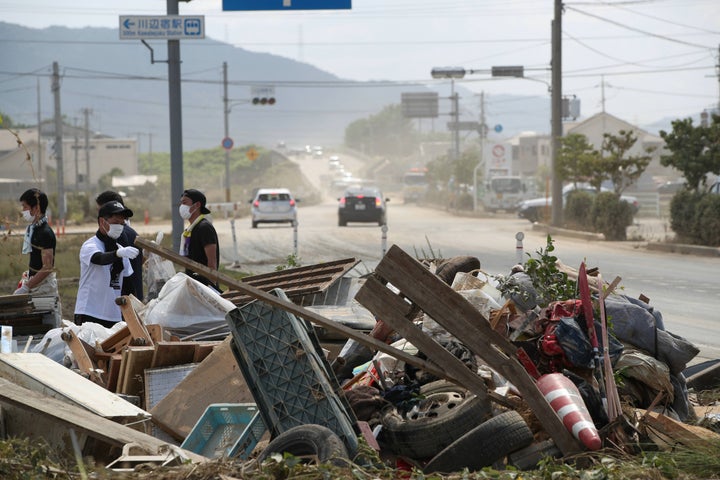 浸水した倉敷市真備町地区で、水に浸かって使えなくなった家財道具などが道路沿いに積まれた＝2018年7月10日、岡山県