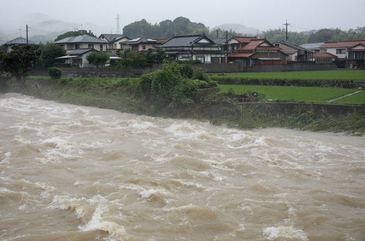 大雨で濁流となった福岡県北九州市の紫川。紫川周辺の一部地域では、河川氾濫の恐れがあるとして避難指示が出た＝2018年7月6日、北九州市小倉南区