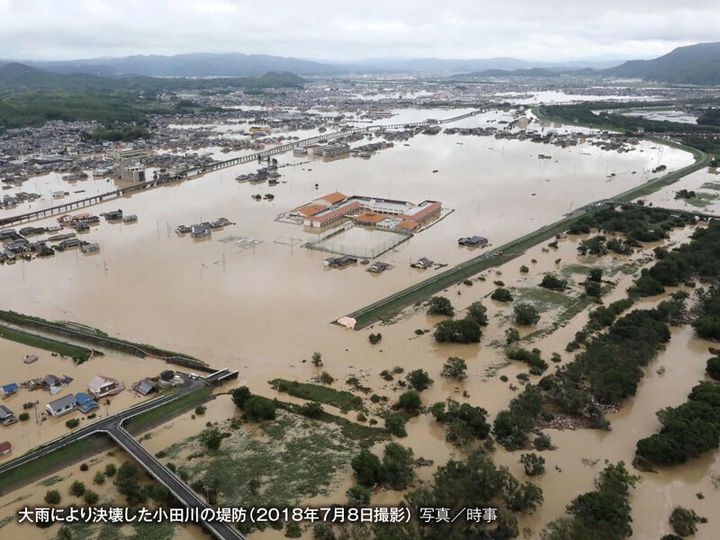 大雨により決壊した小田川の堤防（2018年7月8日撮影）