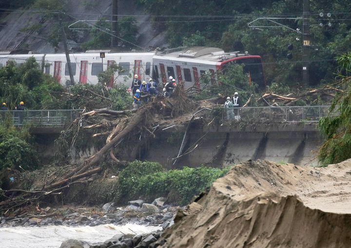 大雨による土砂崩れで脱線したJR筑肥線の列車＝2018年7月7日、佐賀県唐津市浜玉町 