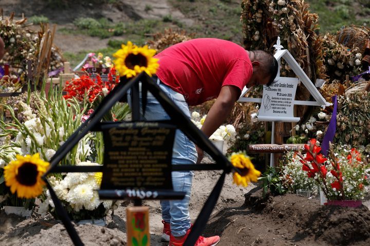 Ο Γκαμπριέλ Γκονζάλες στον τάφο του μικρότερου αδεφρού του, που πέθανε από κορονοϊό (Μεξικό) 