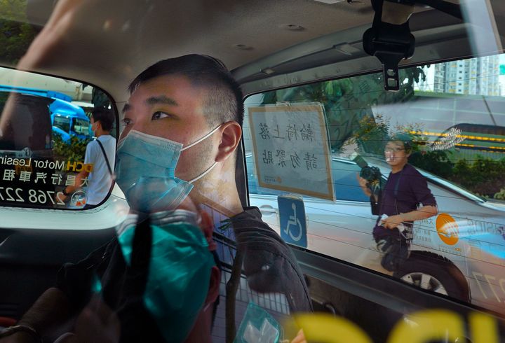 o 23χρονος Τονγκ Γινγκ-κιτ προσάγεται σε δικαστήριο του Χονγκ Κονγκ. Είναι ο πρώτος πολίτης που διώκεται υπό το νόμο περί ασφάλειας (6 Ιουλίου) 