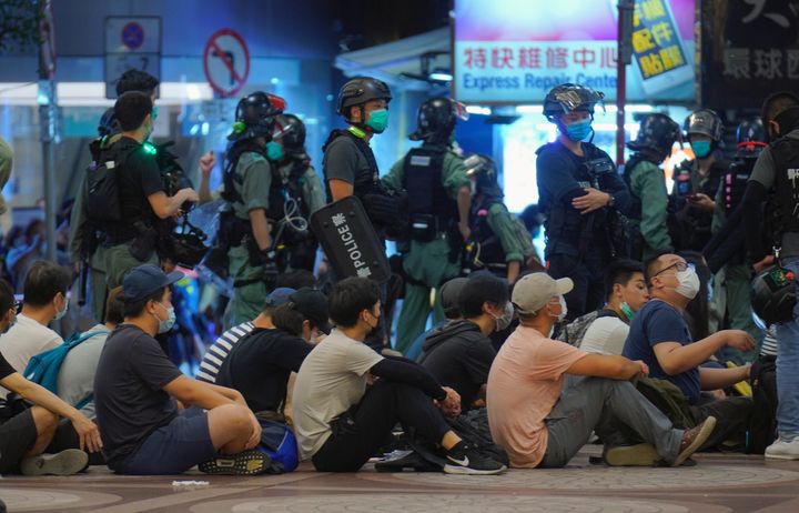 Πολίτες που κρατούνται από την αστυνομία για τη συμμετοχή τους σε πορεία που πραγματοποιήθηκε ανήμερα της επετείου της παράδοσης του Χονγκ Κονγκ στην Κίνα από τη Βρετανία (1η Ιουλίου) 