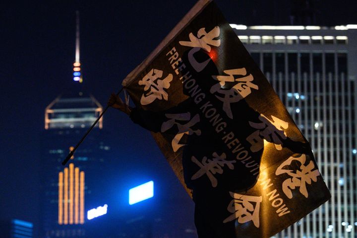 "Ελευθερώστε το Χονγκ Κονγκ. Eπανάσταση Τ". Το σύνθημα σε πανό κατά τη διάρκεια διαδήλωσης (Ιανουάριος 2020). 
