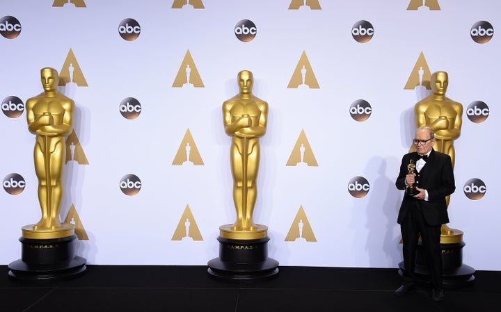 Ennio Morricone recoge el Oscar a la mejor película por 'Los malditos ocho' el 28 de febrero de 2016.