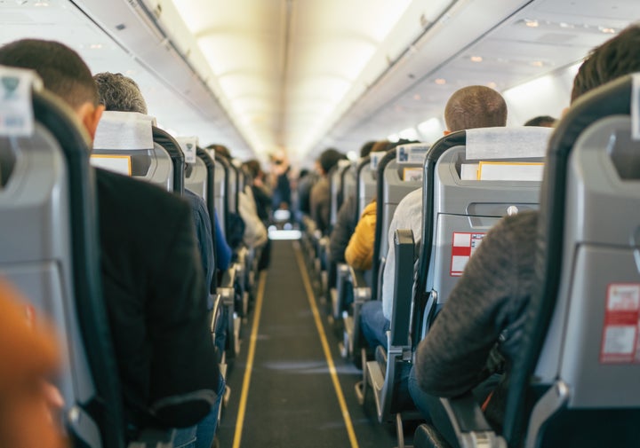 Près du trois quarts des Canadiens se disent opposés à l'abandon de la distanciation physique dans les avions.