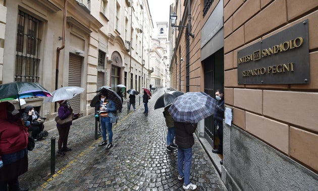 Code al monte dei pegni, Torino, 20 aprile 2020 ANSA/ ALESSANDRO DI