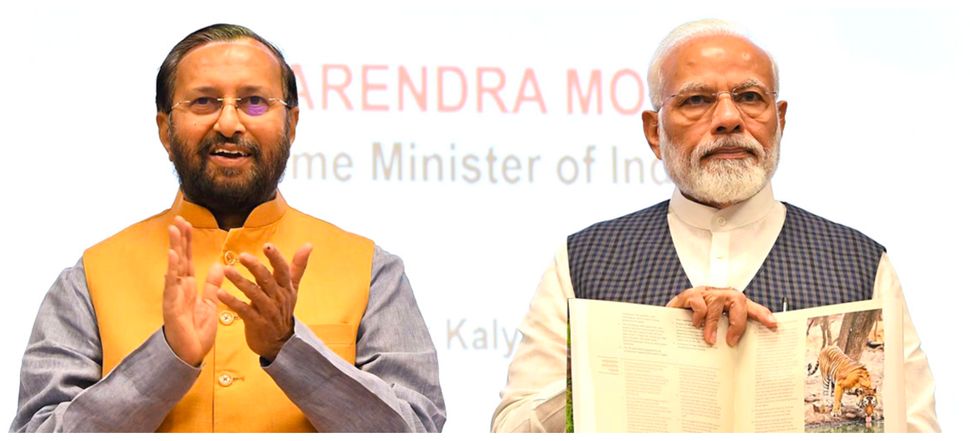 (Left) union environment minister Prakash Javadekar and Prime Minister Narendra Modi (right) in a file photo.