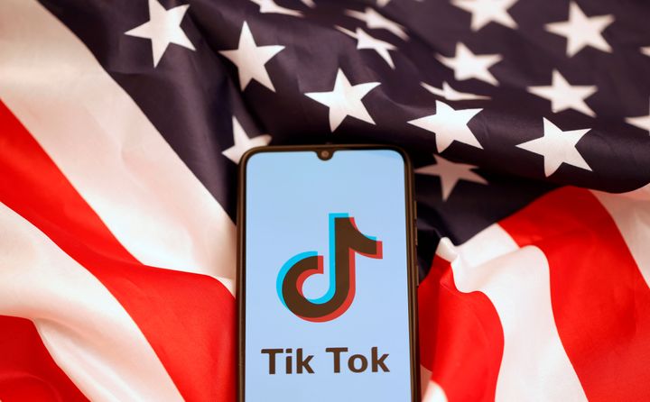 アメリカ国旗とTik Tokのロゴ（イメージ写真）