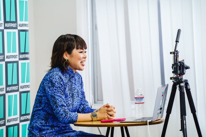 インスタライブを配信する藤原しおりさん