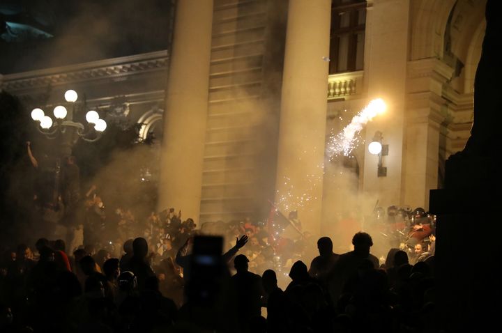 Βελιγράδι 7 Ιουλίου 2020. Διαδηλωτές «πολιορκούν» το Κοινοβούλιο της Σερβίας, αντιδρώντας στην απόφαση του Προέδρου Βούτσιτς για απαγόρευση κυκλοφορίας το σαββατοκύριακο ενόψει έξαρσης της πανδημίας κορονοϊού. REUTERS/Djordje Kojadinovic