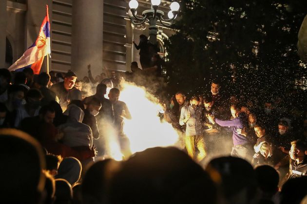 Βελιγράδι 7 Ιουλίου 2020. Διαδηλωτές «πολιορκούν» το Κοινοβούλιο της Σερβίας, αντιδρώντας στην απόφαση του Προέδρου Βούτσιτς για απαγόρευση κυκλοφορίας το σαββατοκύριακο ενόψει έξαρσης της πανδημίας κορονοϊού. REUTERS/Marko Djurica