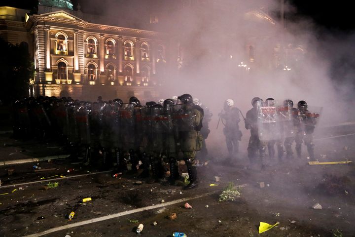 Βελιγράδι 7 Ιουλίου 2020. Διαδηλωτές «πολιορκούν» το Κοινοβούλιο της Σερβίας, αντιδρώντας στην απόφαση του Προέδρου Βούτσιτς για απαγόρευση κυκλοφορίας το σαββατοκύριακο ενόψει έξαρσης της πανδημίας κορονοϊού. REUTERS/Marko Djurica