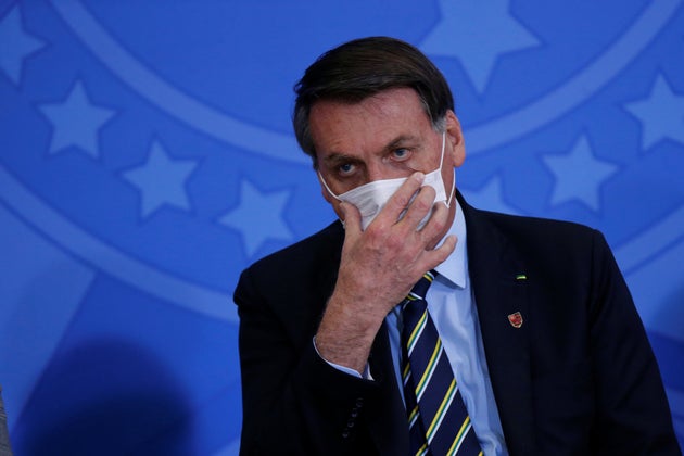 Presidente Bolsonaro utiliza máscara de forma inadequada em evento no Planalto. O uso é...