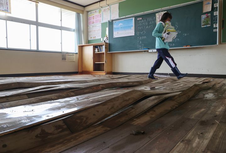 浸水し、床板が浮き上がった福岡県大牟田市立みなと小学校の教室＝8日午後 