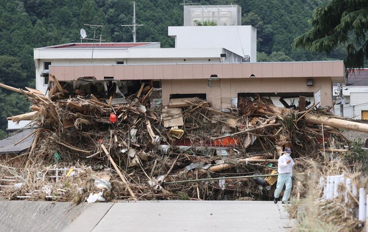 球磨川の氾濫で、流木が押し寄せた建物＝8日午後、熊本県八代市坂本地区 