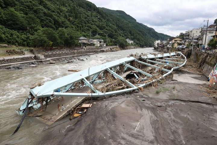 大雨による玖珠川の氾濫で崩落した橋＝9日午前、大分県日田市天瀬町