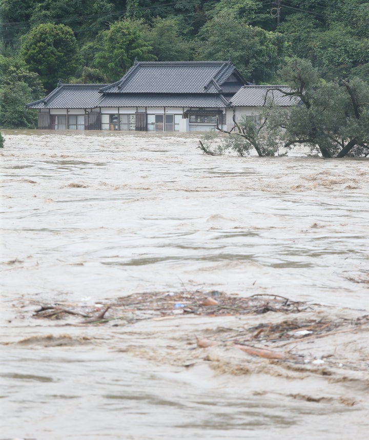 増水した球磨川＝4日午前、熊本県八代市