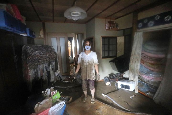 大雨で被害を受けた住宅。2階まで浸水したという＝5日午後、熊本県人吉市 
