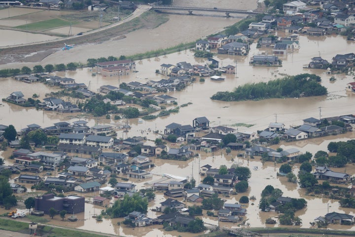 記録的な大雨で冠水した熊本県人吉市街＝4日午後