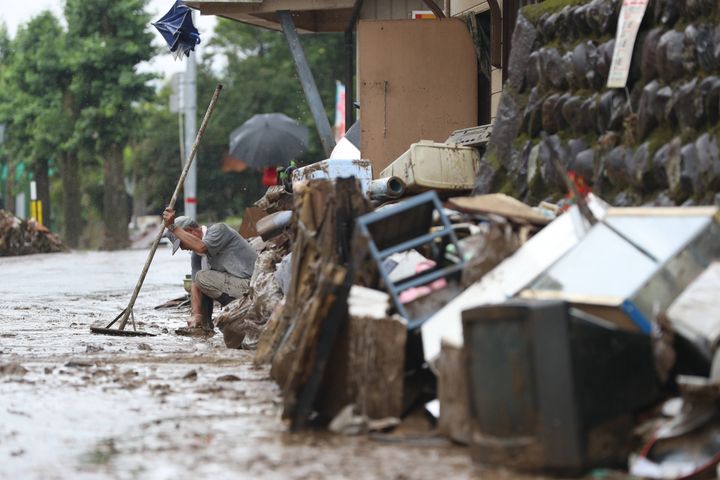大雨による浸水被害で出た瓦礫（がれき）＝5日午後、熊本県人吉市
