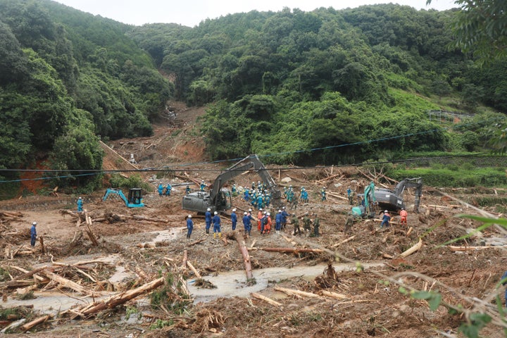 行方不明者の捜索を行う消防隊員ら。午前の活動は降雨のため見送られたが、午後に再開された＝6日午後、熊本県津奈木町 