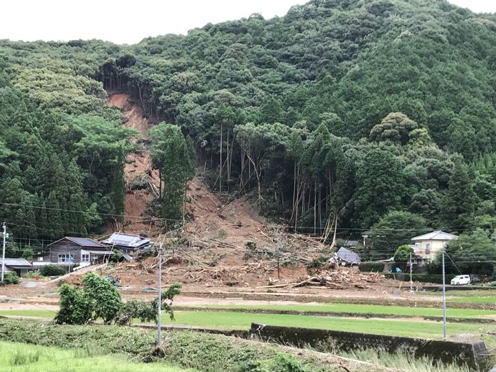 3人が犠牲となった土砂崩れ現場＝6日午後、熊本県芦北町 