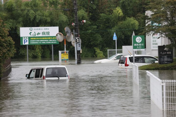 大雨により水没した車両＝7日午後、福岡県久留米市新合川