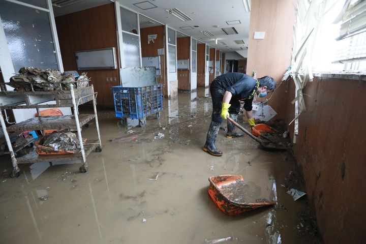 泥水が流れ込んだ球磨病院＝7日午後、熊本県人吉市 