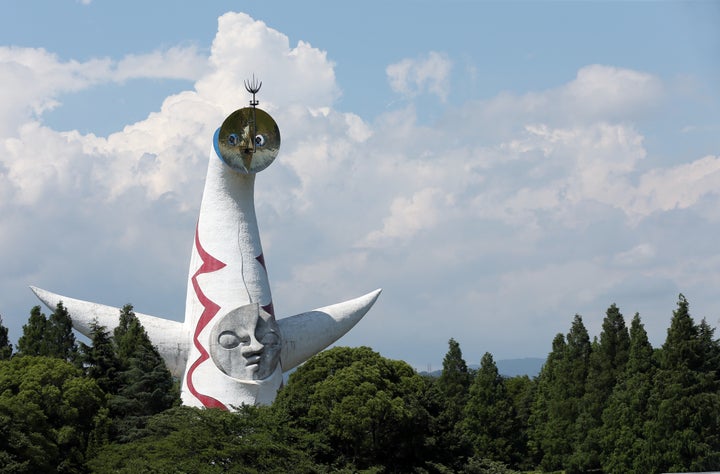 故岡本太郎がデザインした「太陽の塔」＝2016年6月21日、大阪府吹田市の万博記念公園 