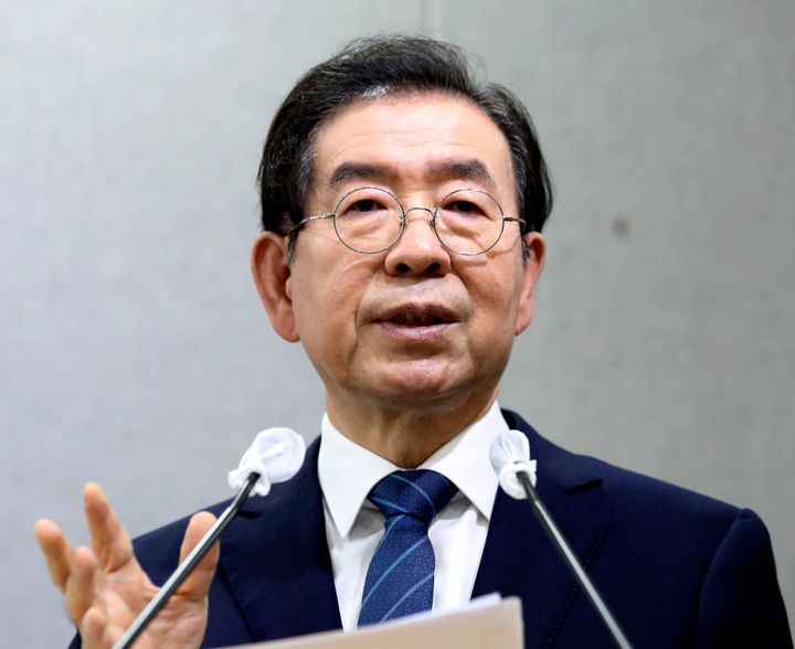 Seoul Mayor Park Won-soon did not show up for work on Thursday and canceled all his schedules, including a meeting with a presidential official at his Seoul City Hall office.