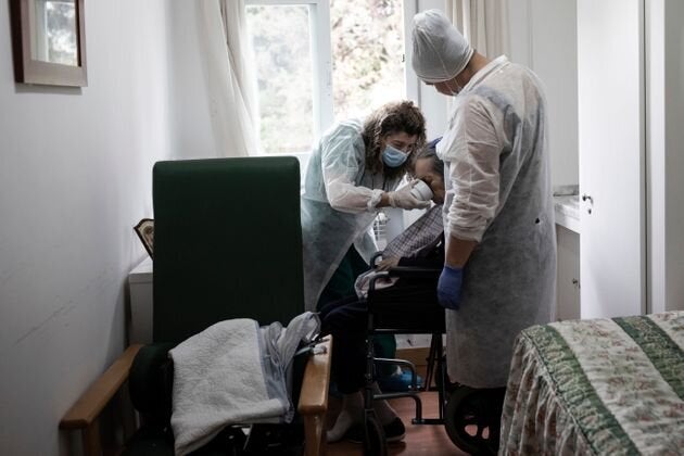 Una anciana, tratada en una residencia