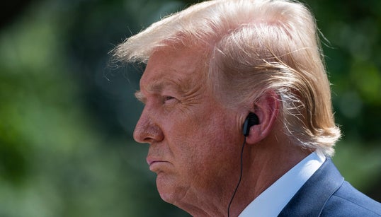 Après un revers majeur sur ses impôts, Trump dénonce des “poursuites