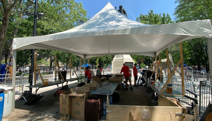 Le centre de jour du Square Cabot, géré par Résilience Montréal, distribue 500 repas par jour aux personnes en situation d'itinérance depuis le confinement.
