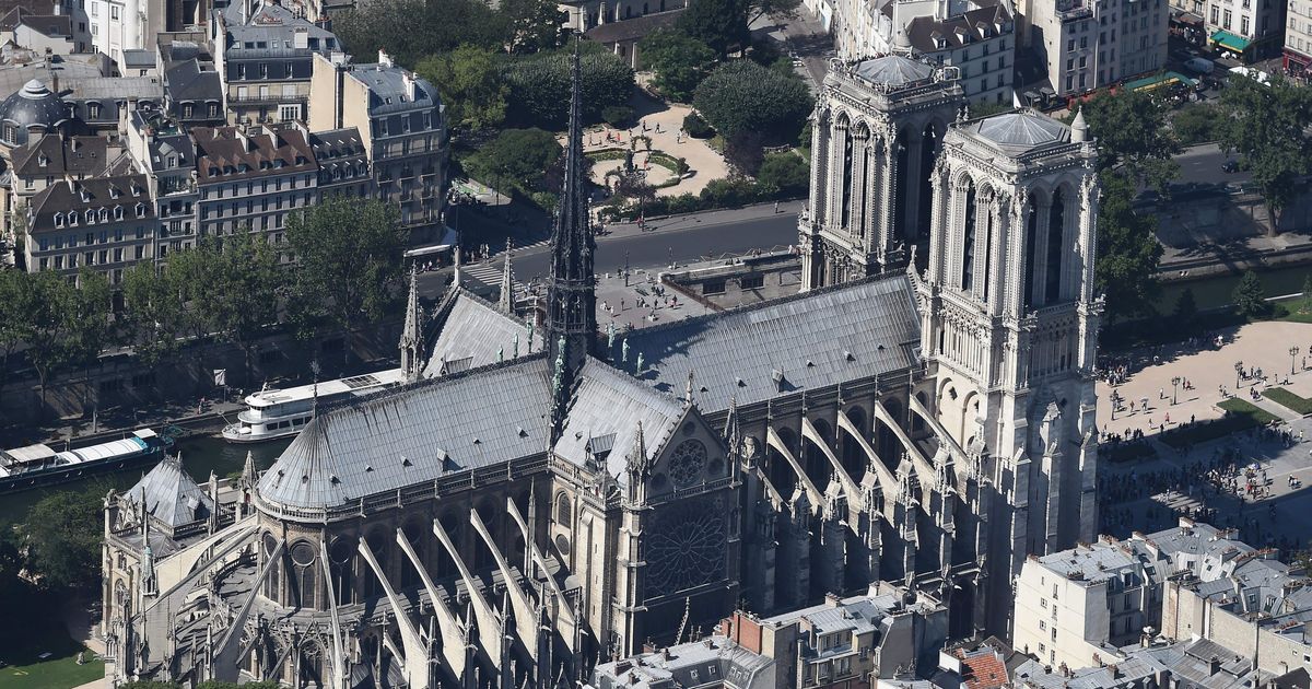 Notre-Dame: Macron convaincu qu'il faut reconstruire la flèche à l