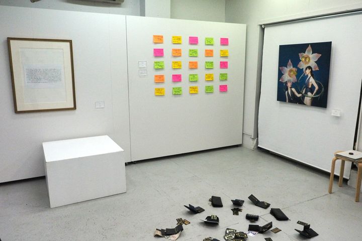 開場前に報道陣に公開された際の「盗めるアート展」の展示作品の一部（7月9日夕方撮影）
