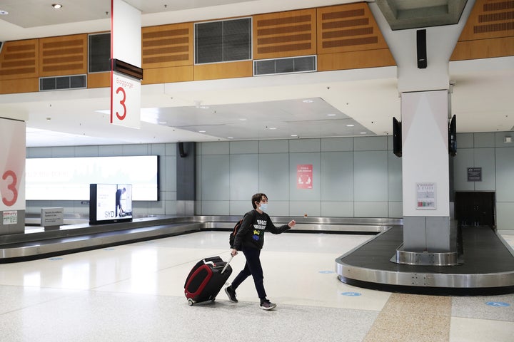  A passenger, off a Melbourne to Sydney flight, arrives at Sydney domestic airport on July 08, 2020 in Sydney, Australia.(Photo by Mark Metcalfe/Getty Images)