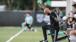 Poing levé et genou à terre, Thierry Henry affiche son soutien à Black Lives
