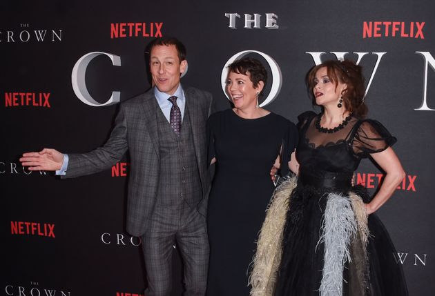 Από αριστερά: Τομπάιας Μένζις, Ολίβια Κόλμαν και Έλενα Μπόνχαμ στην πρεμιέρα του 3ου κύκλου της σειράς «The Crown», στον κινηματογράφο «The Curzon Mayfair», το 2019 στο Λονδίνο.