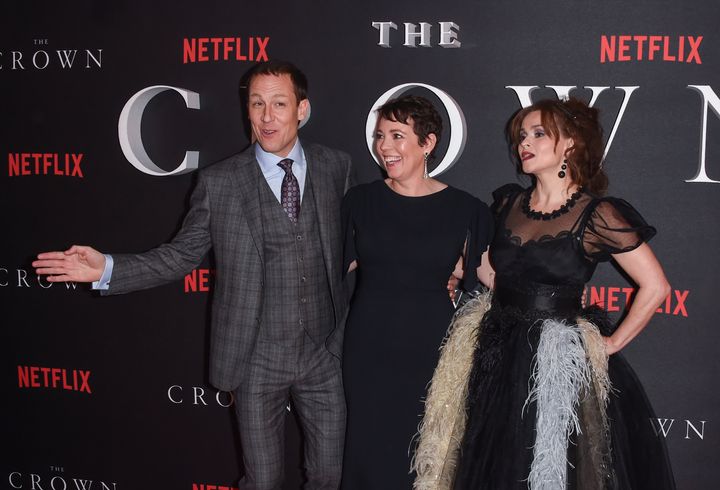 Από αριστερά: Τομπάιας Μένζις, Ολίβια Κόλμαν και Έλενα Μπόνχαμ στην πρεμιέρα του 3ου κύκλου της σειράς «The Crown», στον κινηματογράφο «The Curzon Mayfair», το 2019 στο Λονδίνο.