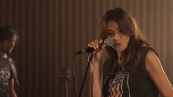 Ecoutez “quelque chose”, le nouveau titre de Carla