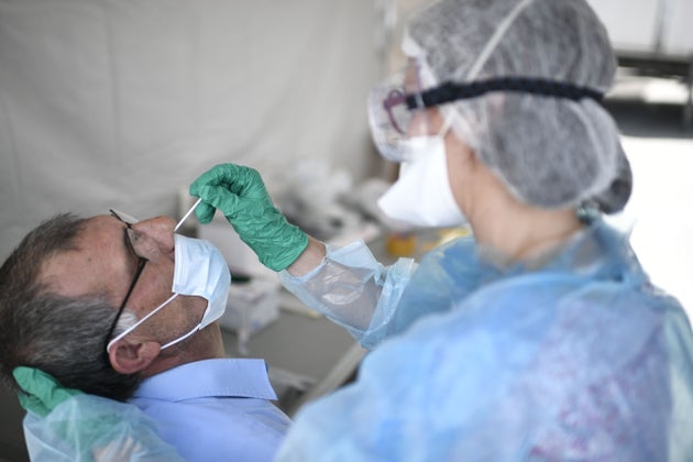 Test Au Coronavirus Pourquoi Les Laboratoires Sont Debordes Le Huffpost