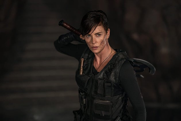 Actrice Américaine Film D'action Avec "The Old Guard", Netflix porte la diversité et des héroïnes badass à l'écran | Le HuffPost