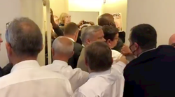 Des militants anti-OGM tentent d’entrer de force au conseil régional de Bretagne, un élu légèrement