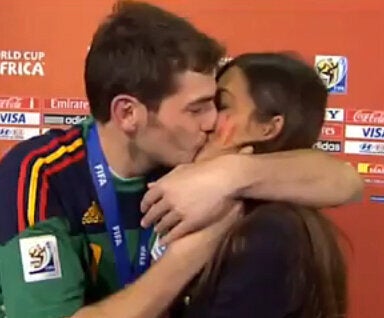 El beso de Sara e Iker delante de las cámaras.